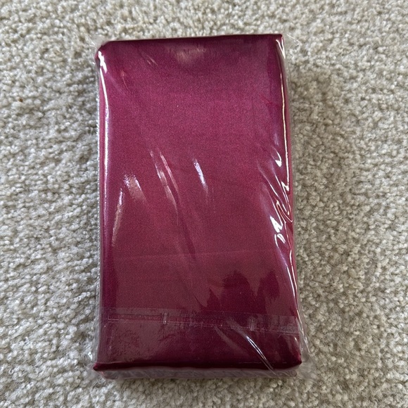 🎁NIP 2 Pack Satin Pillow Cases Wrinkle Free - Picture 2 of 2